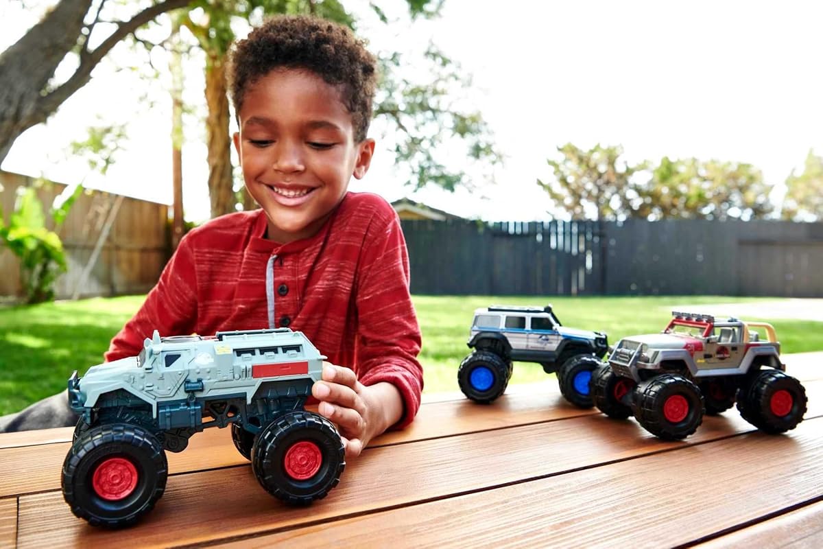 Jurassic World Dominion 1:24 Scale Vehicle, '14 Mercedes-Benz G 550 Truck with — view 3